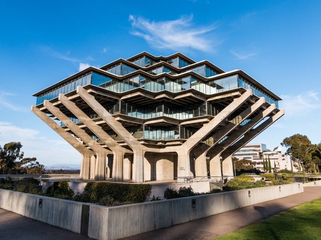 Biblioteca de Geisel Library de la California Unta en San Diego (1970). Arq. William Leonard Pereira.